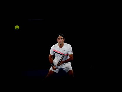 FOTO: Federer, durante la semifinal contra Chung en Melbourne. / VÍDEO: Fragmento de la final contra Cilic.