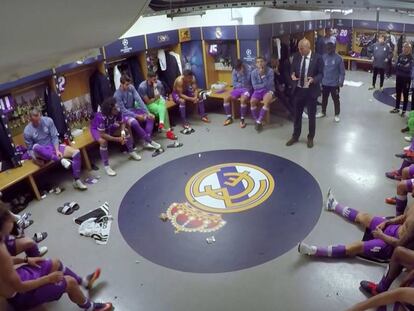 Zidane da una charla en los vestuarios del Real Madrid en Cardiff.