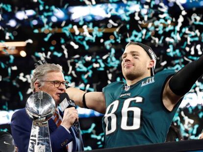 Zach Ertz celebra el triunfo.