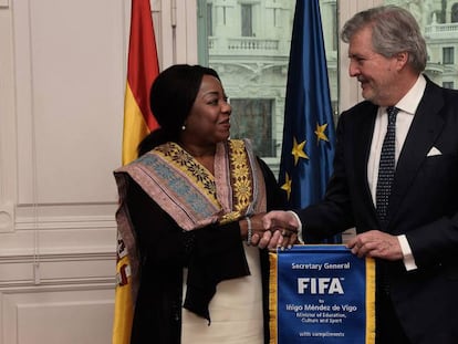 La secretaria general de la FIFA, Fatma Moura, con el ministro de Educación, Cultura y Deportes, Íñigo Méndez de Vigo.