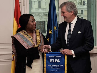 La secretaria general de la FIFA, Fatma Moura, con el ministro de Educación, Cultura y Deportes, Íñigo Méndez de Vigo.