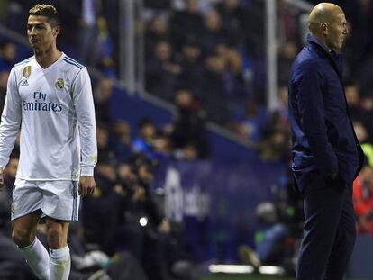 Cristiano pasa al lado de Zidane tras ser sustituido. En vídeo, el técnico analiza el rendimiento del delantero en una comparecencia reciente.