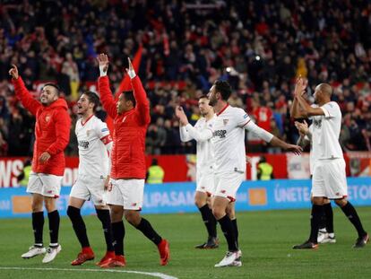 Los jugadores del Sevilla celebran el pase a la final de la Copa. En vídeo, reacciones tras el partido.