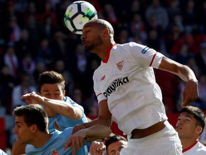 FOTO: N'Zonzi se impone en un balón aéreo. / VÍDEO: Declaraciones de los entrenadores tras el partido.