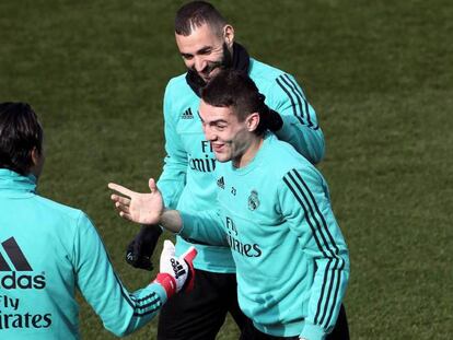 FOTO: Kovacic bromea con Benzema y Keylor Navas en el entrenamiento de este sábado. / VÍDEO: Declaraciones de Zidane.