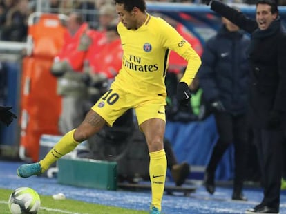 FOTO: Neymar controla el balón mientras Emery da instrucciones desde la banda. / VÍDEO: Declaraciones de Emery tras el partido ante el Real Madrid, el miércoles pasado.