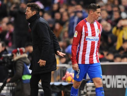 FOTO: Simeone y Fernando Torres, durante un partido del Atlético. / VÍDEO: Declaraciones de Simeone, este miércoles.