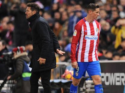 FOTO: Simeone y Fernando Torres, durante un partido del Atlético. / VÍDEO: Declaraciones de Simeone, este miércoles.