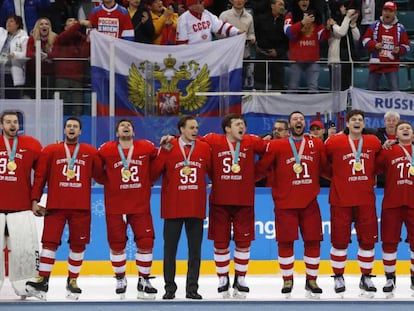 El equipo ruso de hockey canta el himno de Rusia después de ganar el oro olímpico. / Vídeo: Así suena el himno ruso cantado por ellos.