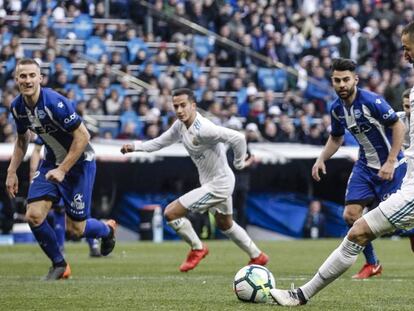 Benzema lanza un penalti ante el Alavés. En vídeo, declaraciones de Zinedine Zidane, entrenador del Real Madrid.