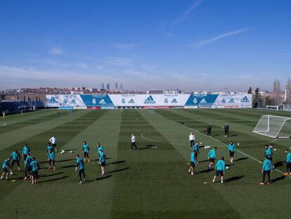 Zidane dirige el entrenamiento del Madrid en Valdebebas. En vídeo, las declaraciones de Zidane en la rueda de prensa.