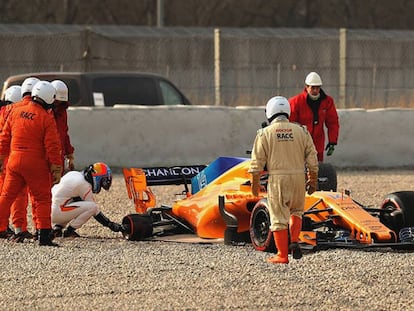 El coche de Alonso, tras salirse de pista. En vídeo, la presentación del monoplaza de McLaren.