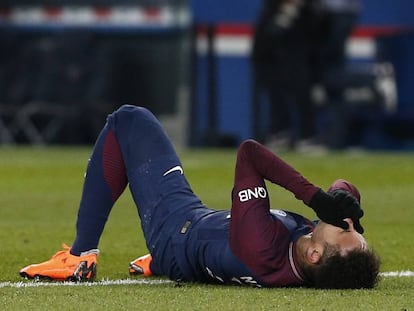 Neymar se queja en el césped tras lesionarse el domingo. En vídeo, declaraciones de Unai Emery en la rueda de prensa de este martes.