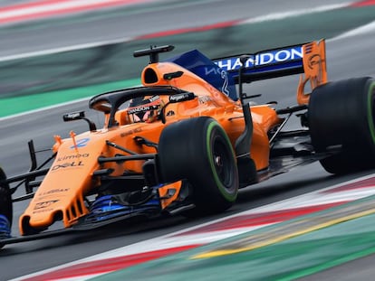 Vandoorne, durante el test de este jueves. En vídeo, el nuevo McLaren.