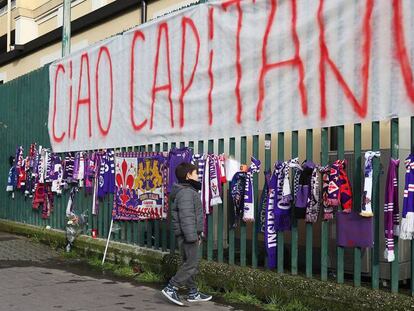 Pancarta de recuerdo a Astori en el estadio Artemio Franchi.