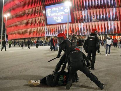 Agentes de la Ertzaintza detienen a un aficionado durante los enfrentamientos entre los ultras del Athletic y el Spartak de Moscú.