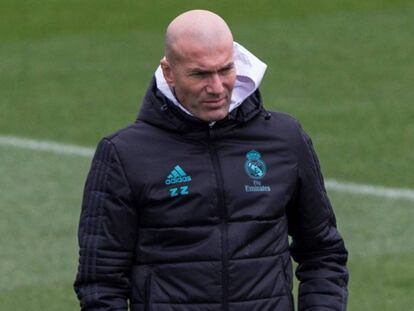 Zidane, en el entrenamiento de este viernes. En vídeo, el técnico defiende el papel de Benzema en el Real Madrid.
