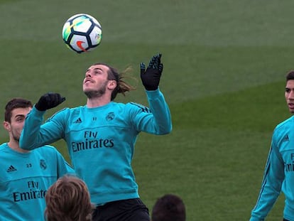 Gareth Bale cabecea el balón en el entrenamiento de este viernes. En vídeo: Los jugadores del Real Madrid llegan a Bilbao.