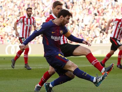 Messi dispara ante la oposición de Íñigo Martínez. En vídeo, declaraciones de Ernesto Vlaverde, entrenador del FC Barcelona.