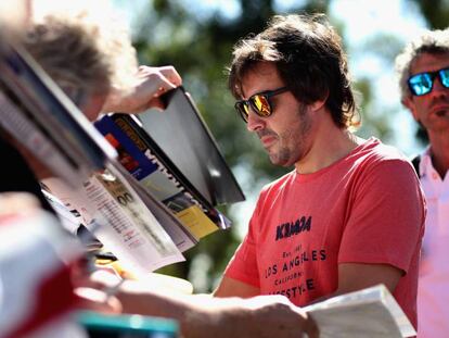Fernando Alonso, a su llegada al circuito australiano de Albert Park. CHARLES COATES GETTY IMAGES