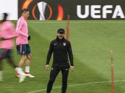 Simeone, en el entrenamiento del Atlético en el José Alvalade, y Fernando Torres completando un ejercicio a su espalda. En vídeo, declaraciones de Diego Pablo Simeone, entrenador del Real Madrid.