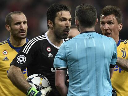 Buffon y Mandzukic protestan el penalti pitado a Lucas Vázquez. En vídeo, declaraciones de los jugadores tras el Real Madrid Juventus.