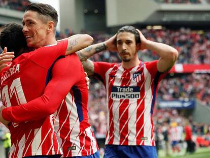 FOTO: Fernando Torres celebra su gol con Correa, autor del pase, con Vrsaljko al fondo. / VÍDEO: Declaraciones de Simeone y Godín, tras el partido.