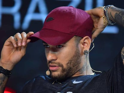 Neymar, durant un acte publicitari, el dimarts a Brasil. En vídeo, el jugador parla sobre la seva volta.