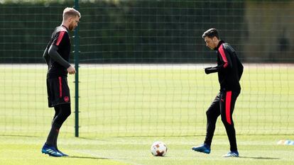 Mertesacker y Özil, durante el último entrenamiento del Arsenal. En vídeo, declaraciones de Arsène Wenger, entrenador del Arsenal.