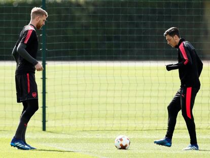 Mertesacker y Özil, durante el último entrenamiento del Arsenal. En vídeo, declaraciones de Arsène Wenger, entrenador del Arsenal.