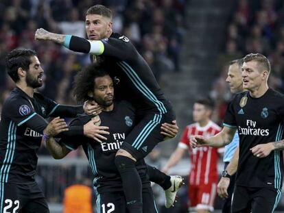 Sergio Ramos celebra el gol de Marcelo, el del empate del Real Madrid, ante Isco y Toni Kroos. En vídeo, declaraciones de Zinedine Zidane, entrenador del Real Madrid.