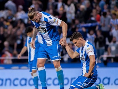 Albentosa ayuda a levantarse a Schär tras un partido del Deportivo en Riazor.