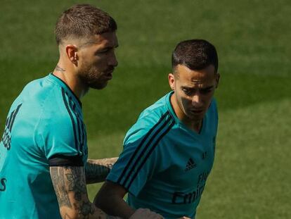 Sergio Ramos sujeta a Lucas en el entrenamiento de este lunes.