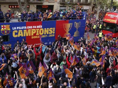 Los jugadores azulgrana celebran el doble en las calles de Barcelona.