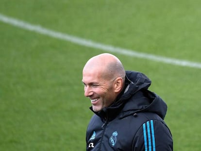 Zidane, en el entrenamiento del Madrid. En vídeo, declaraciones de James Rodríguez, centrocampista del Bayern.