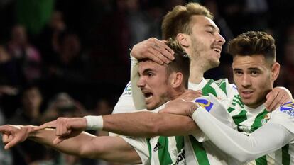 Fabián celebra su gol, que mete al Betis en Europa.