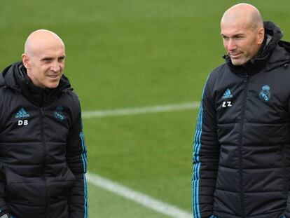 Zinedine Zidane junto a su ayudante David Bettoni. En vídeo, declaraciones del entrenador.