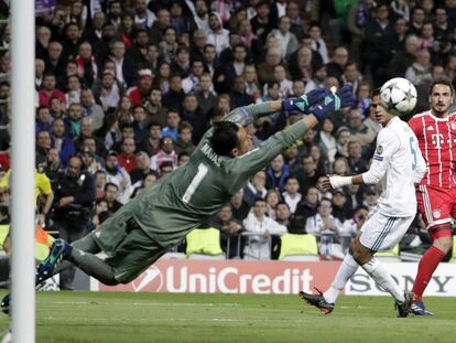 Keylor Navas desvía el balón tras un disparo de Hummels. En vídeo, declaraciones de Zidane.