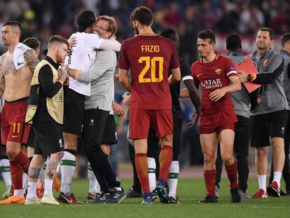 Klopp se abraza a sus jugadores tras clasificarse el Liverpool para la final de la Champions contra el Real Madrid. En vídeo, declaraciones de Jürgen Klopp, entrenador del Liverpool.