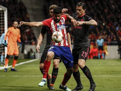 Diego Costa disputa el balón con dos jugadores del Arsenal durante el partido de semifinales de la Europa League este jueves en el Wanda Metropolitano.En vídeo, declaraciones de Koke y Saúl, jugadores del Atlético de Madrid.