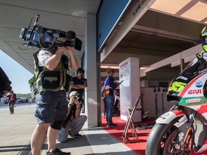 Cal Crutchlow sale de su box en el Circuito de Jerez-Ángel Nieto.