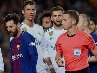 El árbitro del clásico, junto a Messi. En vídeo, declaraciones de jugadores de los dos equipos tras el encuentro.