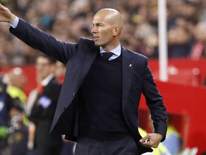 Zidane, en la banda del Pizjuán.