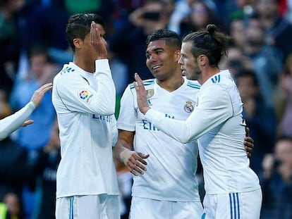 Bale celebra junto a sus compañeros el primero de sus dos goles al Celta. En vídeo: El técnico del Madrid, Zinedine Zidane.