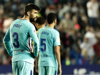 Piqué se lamenta en el Ciutat de Valencia. En vídeo, declaraciones de Ernesto Valverde, entrenador del FC Barcelona.