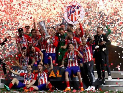 El Atlético de Madrid levanta el trofeo. En vídeo, declaraciones de Fernando Torres.
