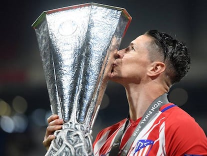 FOTO: Fernando Torres, con el trofeo. / VÍDEO: Declaraciones de Torres tras el partido.