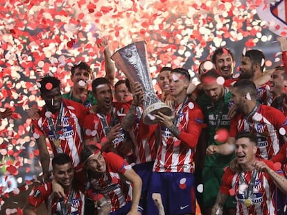 El Atlético celebra el triunfo en la final de la Europa League en Lyon frente al Olympique de Marsella.