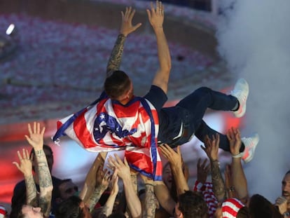 Fernando Torres, mantedado por sus compañeros en la celebración del Atlético de la Liga Europa en Neptuno.