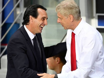 Emery saluda a Wenger durante el partido entre el PSG y Arsenal por la Champions en 2016. En vídeo, las declaraciones del técnico español en su presentación.